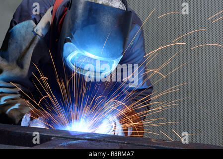 Schweißer arbeitet in einem industriellen Unternehmen - Produktion von Stahl Komponenten Stockfoto