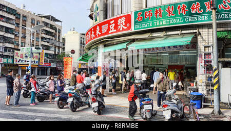 Kaohsiung, Taiwan Dez. 8,2018 - Populäre morgen Restaurant in Kaohsiung, Taiwan, immer lange Schlangen essen zu bekommen. Stockfoto
