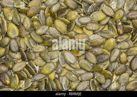 Nahaufnahme der Menge ganze geschälte Kürbiskerne flatlay isoliert Stockfoto