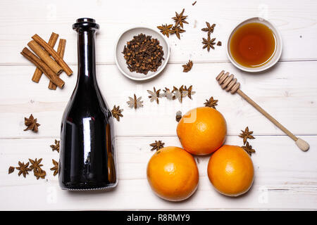 Zutaten. Rezept Schritt für Schritt heißen roten Glühwein flatlay auf weißem Holz Stockfoto