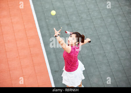 Junge asiatische Frau Tennisspieler in Übereinstimmung mit Stockfoto