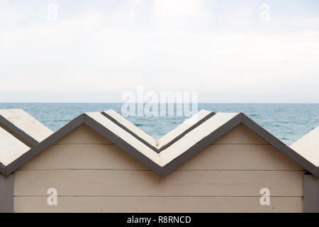 Follonica Strand und Baden Hütten vor Tyrrhenischen Meer, Italien Stockfoto