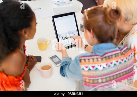 Junge Frauen, die Freunde trinken Kaffee und Verwendung digitaler Tablet Stockfoto