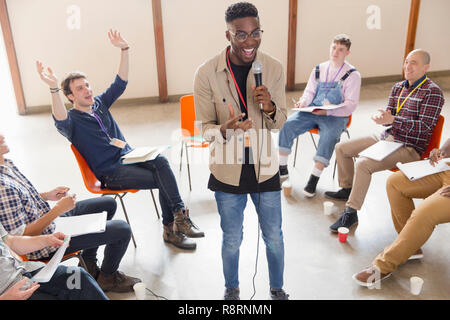 Mann mit Mikrofon sprechen, führende Gruppe Therapie Stockfoto