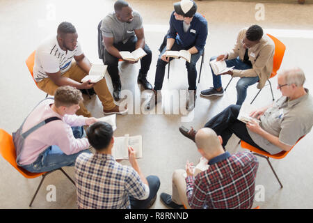 Männer lesen und diskutieren Bibel im Gebet Gruppe Kreis Stockfoto