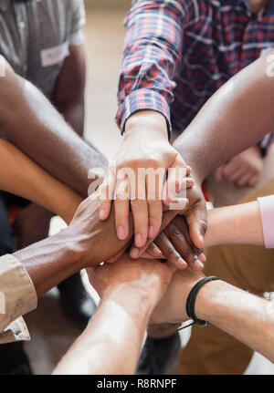 Männer Hand in Hand in der Gruppe Therapie Stockfoto