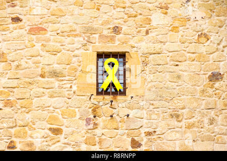 Das gelbe Band symbolisiert katalanischen Unabhängigkeit hängen aus einem Gebäude in Katalonien Stockfoto