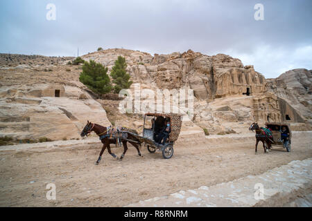 PETRA, Jordanien - 26. Oktober 2018: Schlitten mit Passagiere in Al Siq Passage in die antike Stadt Petra. Stockfoto