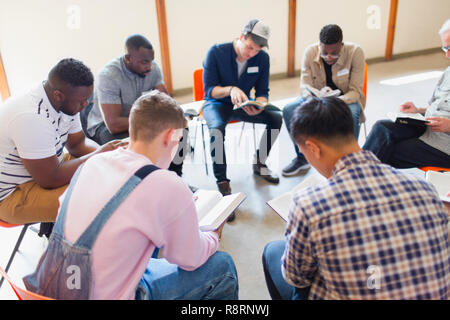 Männer lesen und diskutieren Bibel im Gebet Gruppe Stockfoto