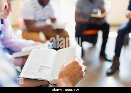 Männer lesen und diskutieren Bibel im Gebet Gruppe Stockfoto