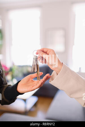 Nahaufnahme, Immobilienmakler, Haus, Schlüssel zu Frau Stockfoto