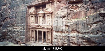 Alte Schatzkammer Petra Jordan von der Siq. Die Aussicht von oben gesehen. Hauptattraktion der verlorenen Stadt Petra in Jordanien. Der Tempel ist ganz Auto Stockfoto