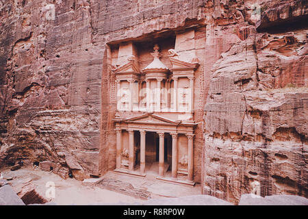 Alte Schatzkammer Petra Jordan von der Siq. Die Aussicht von oben gesehen. Hauptattraktion der verlorenen Stadt Petra in Jordanien. Der Tempel ist ganz Auto Stockfoto