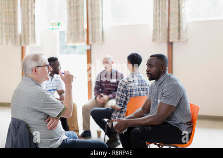 Männer, die in der Gruppe Therapie Stockfoto