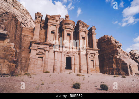 Atemberaubende Aussicht aus einer Höhle des Ad Deir-Kloster in die antike Stadt Petra, Jordanien. UNESCO-Weltkulturerbe. Verlorene Stadt in den Bergen. Stockfoto