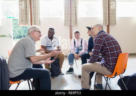 Männer Reden und Zuhören in der Gruppe Therapie Stockfoto