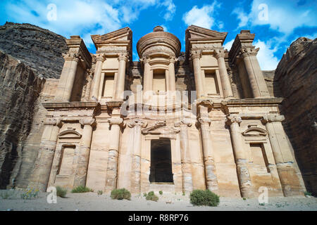 Atemberaubende Aussicht aus einer Höhle des Ad Deir-Kloster in die antike Stadt Petra, Jordanien. UNESCO-Weltkulturerbe. Verlorene Stadt in den Bergen. Stockfoto