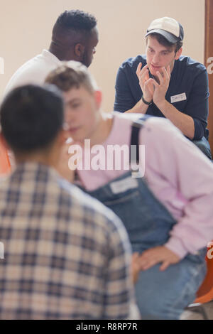 Männer Reden und Zuhören in der Gruppe Therapie Stockfoto