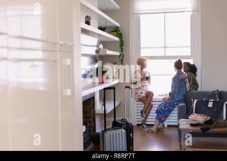 Junge Frauen Freunde sprechen in House rental Fenster Stockfoto