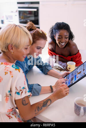 Junge Frauen, die Freunde trinken Kaffee und Verwendung digitaler Tablet Stockfoto