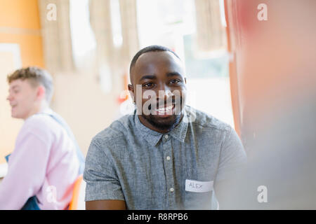 Lächelnden jungen Mann hören in der Gruppe Therapie Stockfoto