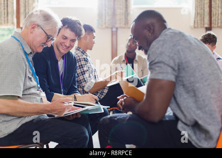 Männer lesen Schreibarbeit in der Gruppe Therapie in der Community Center Stockfoto