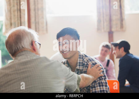 Lächelnde Männer, die in der Community Center Stockfoto