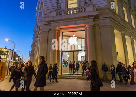 Barcelona, Spanien - 10. Dez 2017 - Menschen zu Fuß vor dem Apple Store in Barcelona in einer kalten Nacht in Spanien Stockfoto