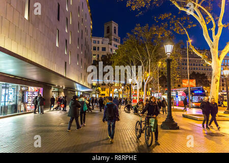 Barcelona, Spanien - 10. Dez 2017 - Menschen zu Fuß in der Nacht in den Straßen der Innenstadt von Barcelona in einem kalten Wetter in Spanien Stockfoto