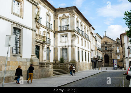 Braga, Portugal - 13. Mai 2018: Wir können von der rechten Seite, Öffentliche Bibliothek von Braga an der Unterseite Kirche Misericórdia von Braga, Portugal. Stockfoto