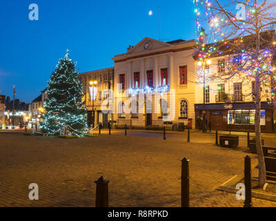 Weihnachtsbaum im Marketn statt und das Rathaus in der Dämmerung Ripon North Yorkshire England Stockfoto