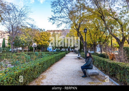 Junge Frau genießen Sie die Gärten von Toledo, in der Nähe von Madrid in Spanien im Winter Stockfoto