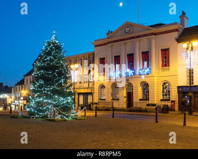 Weihnachtsbaum im Marketn statt und das Rathaus in der Dämmerung Ripon North Yorkshire England Stockfoto