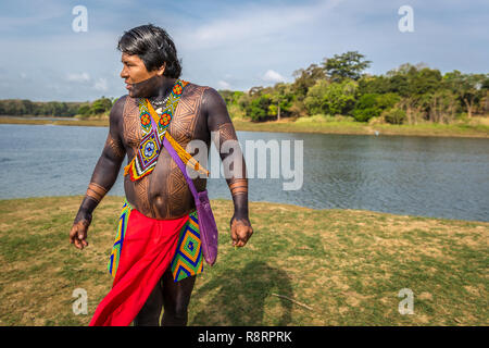 Embera Drua Dorf, Panama - Mar 3 2018 - Ein indigener Dressing mit seiner traditionellen Kleidung und Farben in den Rand eines Flusses in der embera Drua Stockfoto