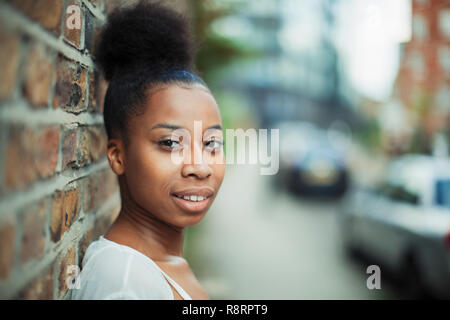 Portrait selbstbewussten jungen Frau auf städtischen Bürgersteig Stockfoto