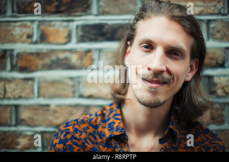 Porträt Lächeln, selbstbewusste junge männliche Hipster mit Schnurrbart Stockfoto