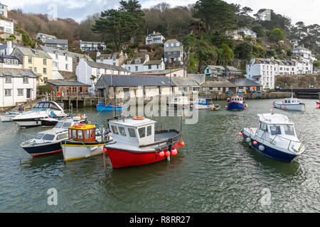 Blick auf den historischen Hafen in Polperro in Cornwall, mit Freizeit- und Fischerboote in verschiedenen Farben in den geschützten inneren Hafen. Stockfoto