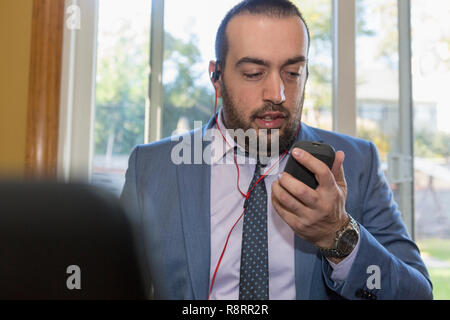 Geschäftsmann mit Sehbehinderung Holding seine Tastatur, lässt ihn hören Stockfoto