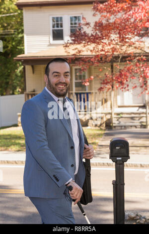 Geschäftsmann mit Sehbehinderung außen mit seinem Stock Stockfoto