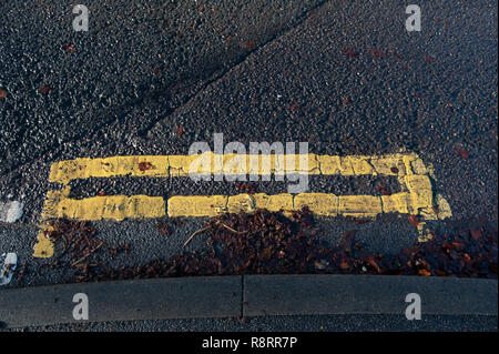 Ist das die kürzeste jemals doppelte gelbe Linie auf Großbritanniens Straßen? Stockfoto