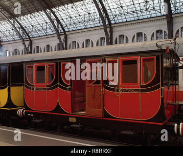 Bahn der kurzen Leitung von Barcelona Mataro, 1848. Wagen erster Klasse. Replikat für die Ausstellung "150 Jahre Eisenbahn in Spanien" (1998-1999), in Frankreich Station, Barcelona, Katalonien, Spanien statt. Stockfoto