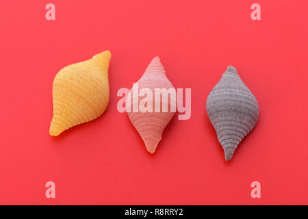 Pasta conchiglie auf rotem Hintergrund Stockfoto