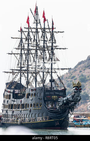 ALANYA, Türkei - November 11.2018; Alanya downtown touristischen Piratenschiff Port. Eine der wichtigsten touristischen Attraktionen und Sehenswürdigkeiten in der Gegend. Stockfoto