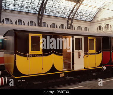 Bahn der kurzen Leitung von Barcelona Mataro, 1848. Wagen der zweiten Klasse. Replikat für die Ausstellung "150 Jahre Eisenbahn in Spanien" (1998-1999), in Frankreich Station, Barcelona, Katalonien, Spanien statt. Stockfoto