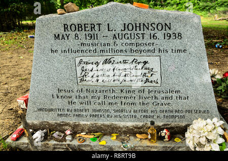 Tokens von Fans der legendären Blues Musiker Robert Johnson Wurf seine Grabstätte in Little Zion Missionarsbaptist-kirche in Tupelo, Mississippi. Stockfoto