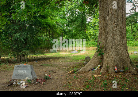 Tokens von Fans der legendären Blues Musiker Robert Johnson Wurf seine Grabstätte in Little Zion Missionarsbaptist-kirche in Tupelo, Mississippi. Stockfoto