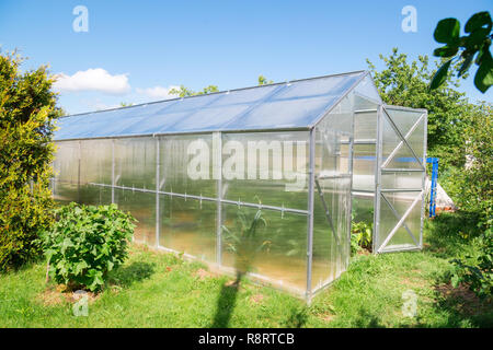 Polycarbonat Gewächshaus im Garten. Dreieckige Dach. Stockfoto