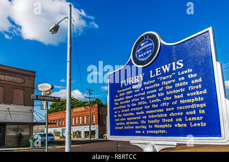 Eine historische Markierung errichtet von der Mississippi Blues Kommission erinnert an Greenwood native Furry Lewis. Im Hintergrund ist der Crystal Grill. Stockfoto