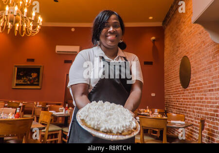 Kimberly Smith hält eine Zitrone icebox Pie im Crystal Grill in Greenwood, Missississippi. Stockfoto