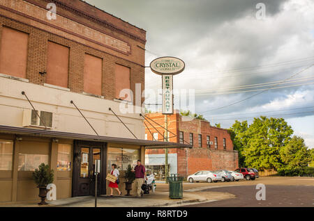 Ein Paar geht die Crystal Grill für das Mittagessen in Greenwood, Fräulein Das familiengeführte Restaurant hat ein lokaler Favorit für mehr als ein Jahrhundert. Stockfoto